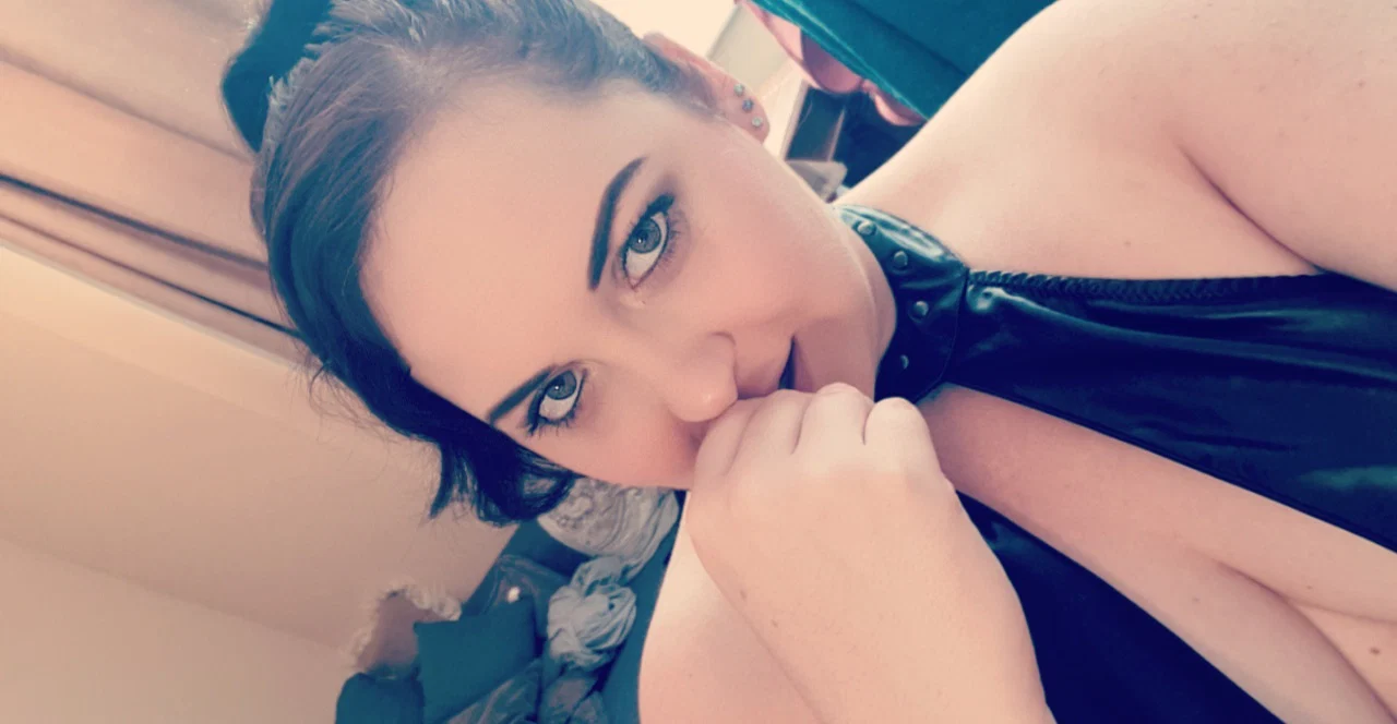 NAUGHTY-ROBYN profile banner