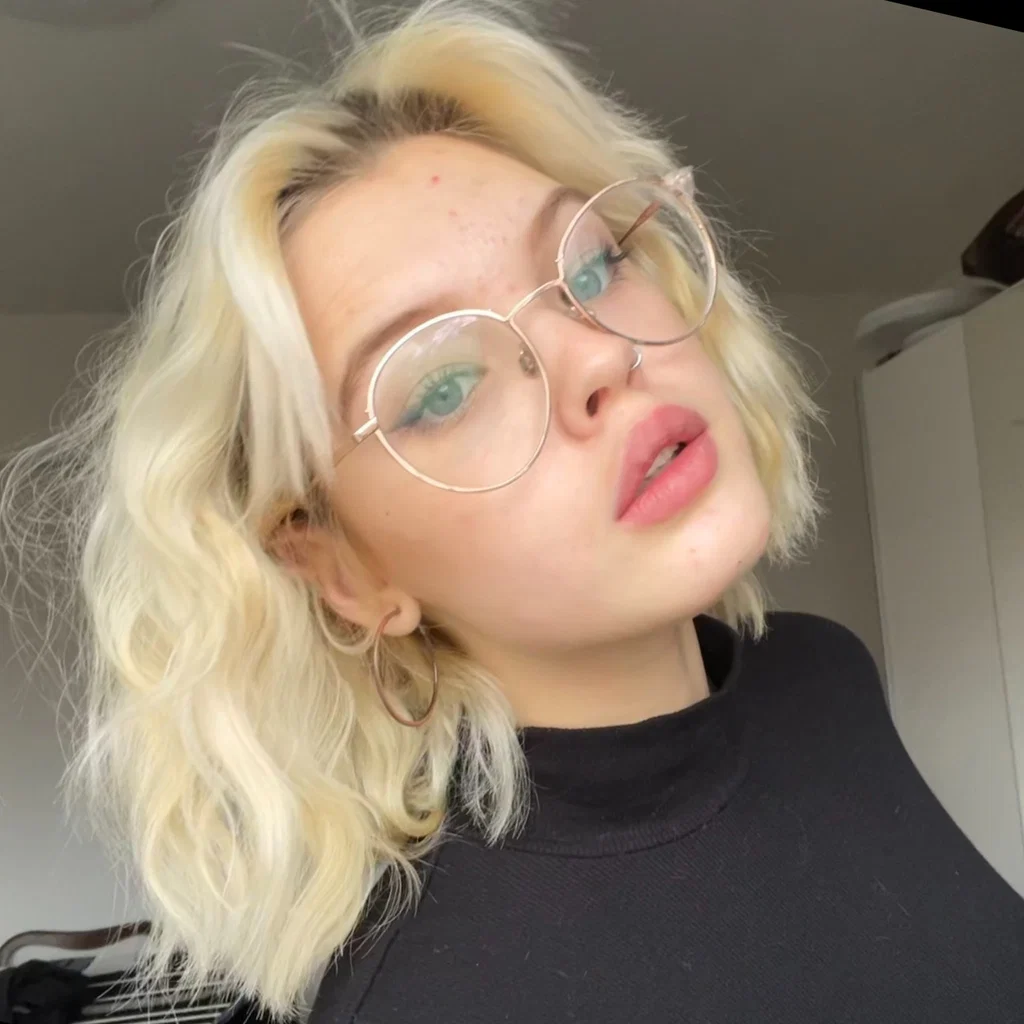 Lolly Izabell's avatar