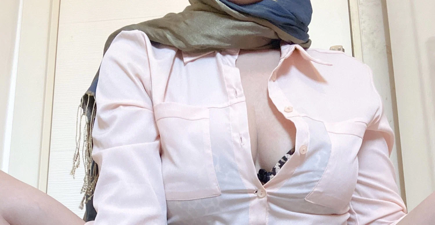 Hijabi Arab girl π§π» profile banner
