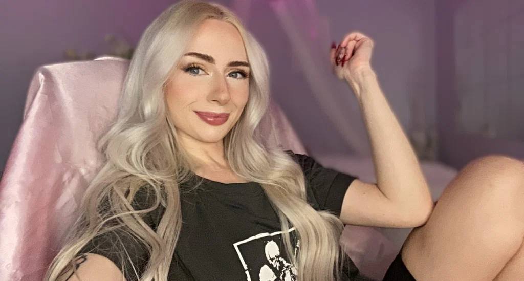 Christina Rose 🌹's avatar