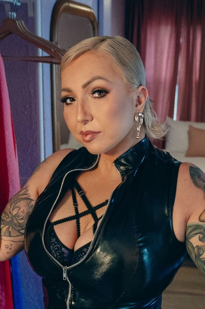 Goddess Rox Wren