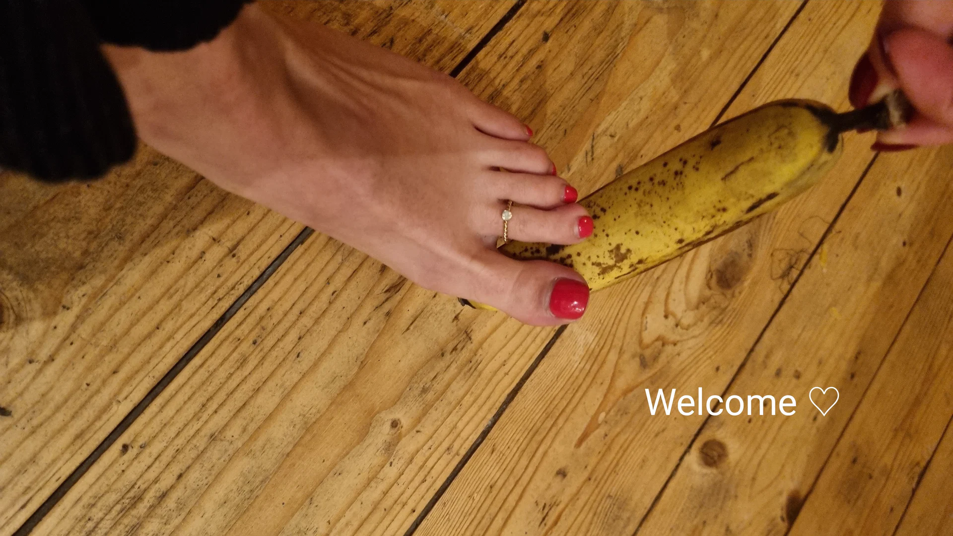 TINY FEET 👣 profile banner