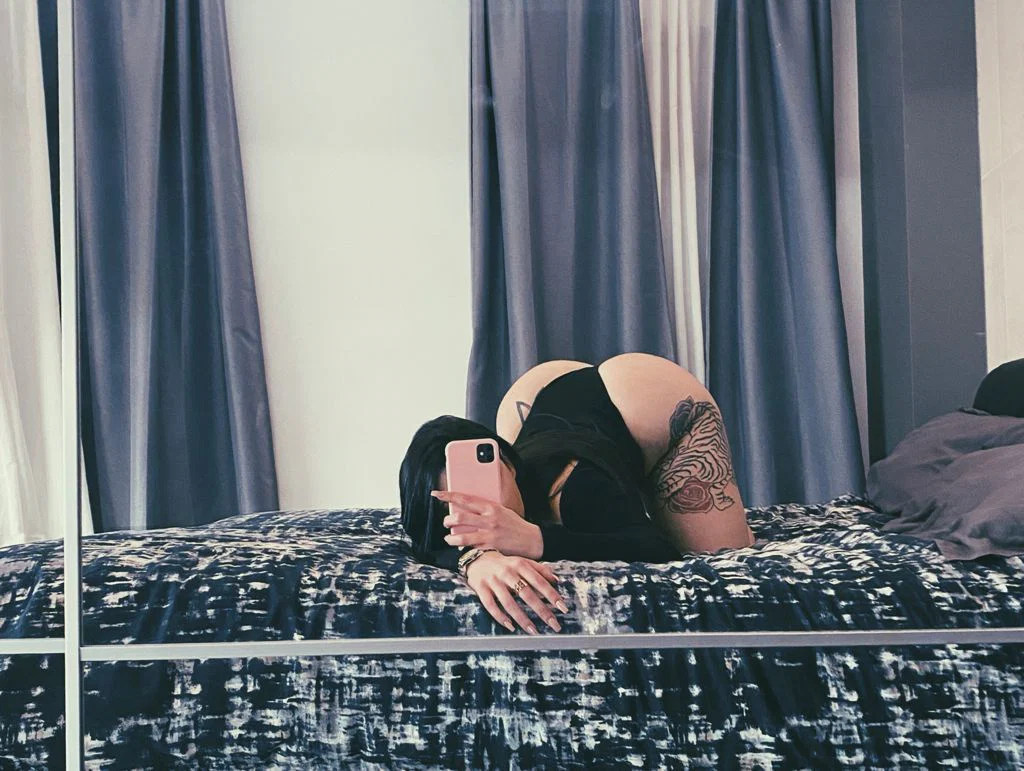 Ale_twerk profile banner