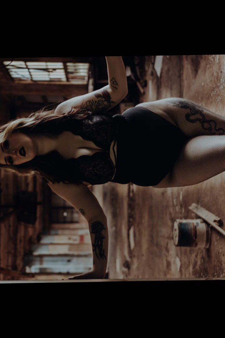 Rosalyn 🖤 profile banner