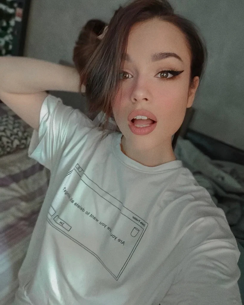 JULIE's avatar