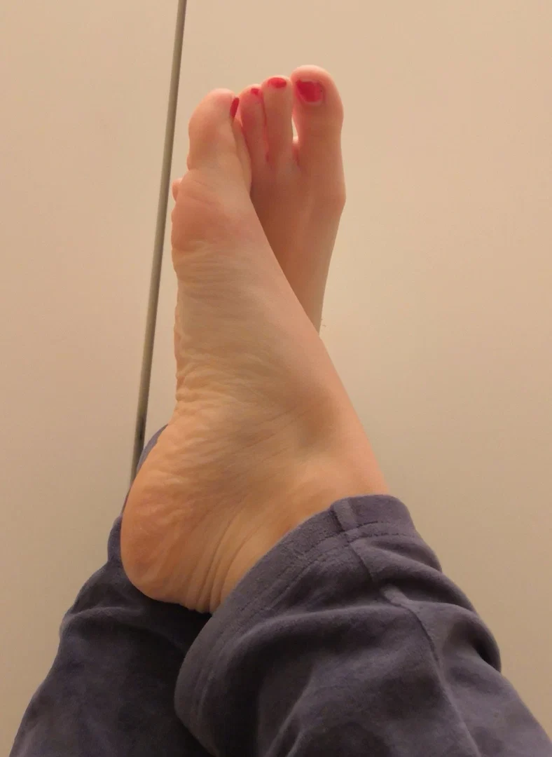 Blue eyed feet adventures👣💙🦪 profile banner