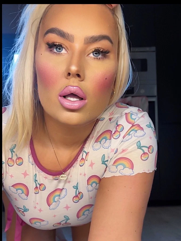 Blondiemakeupdoll's avatar