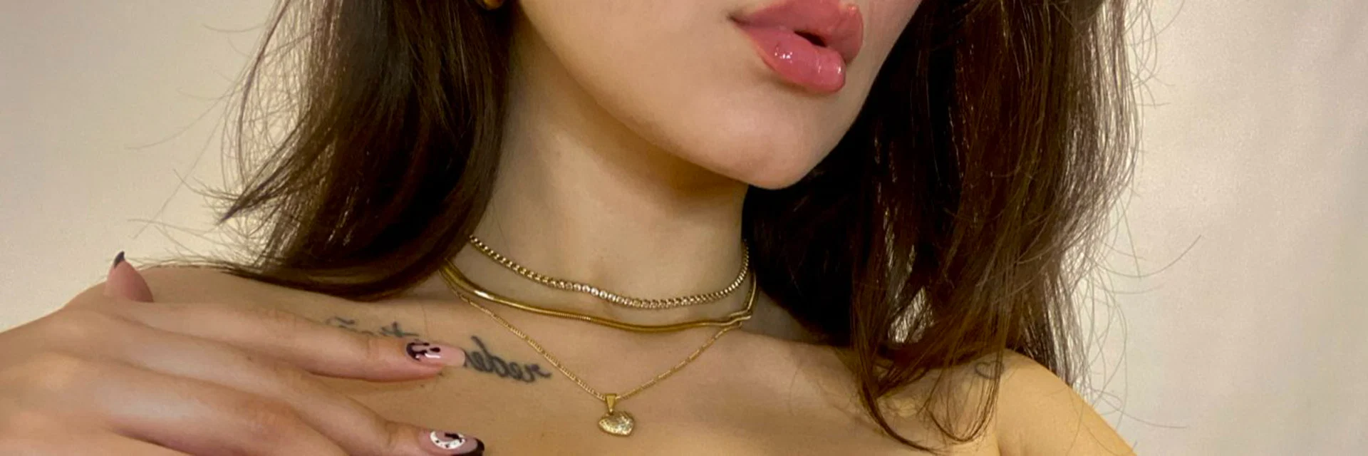 Thaís Prateano's FREE profile banner