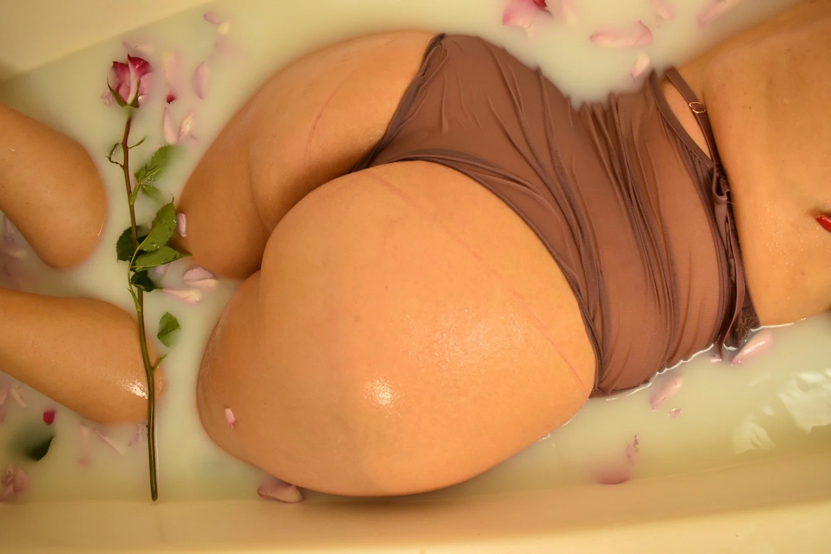 Luxhoney profile banner