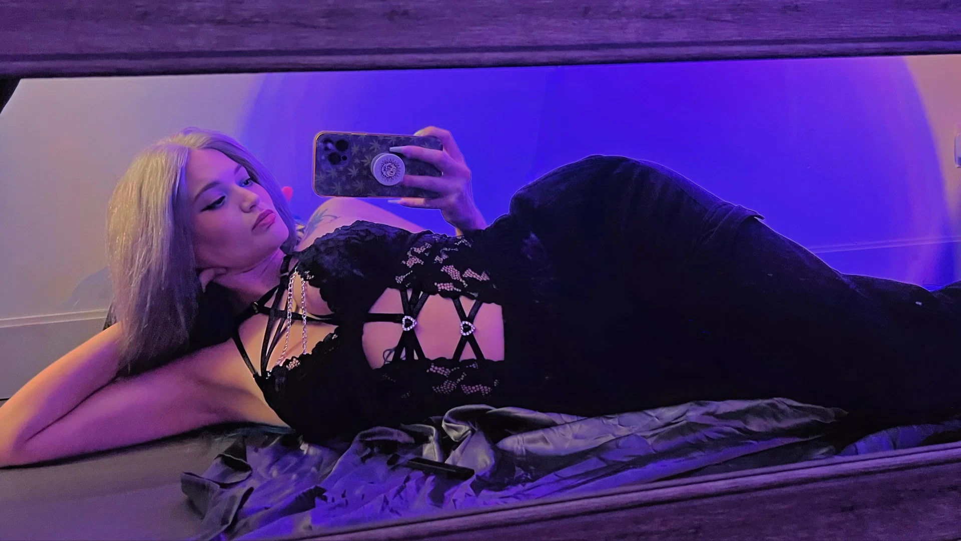 Aurora NakeddMoneyy profile banner
