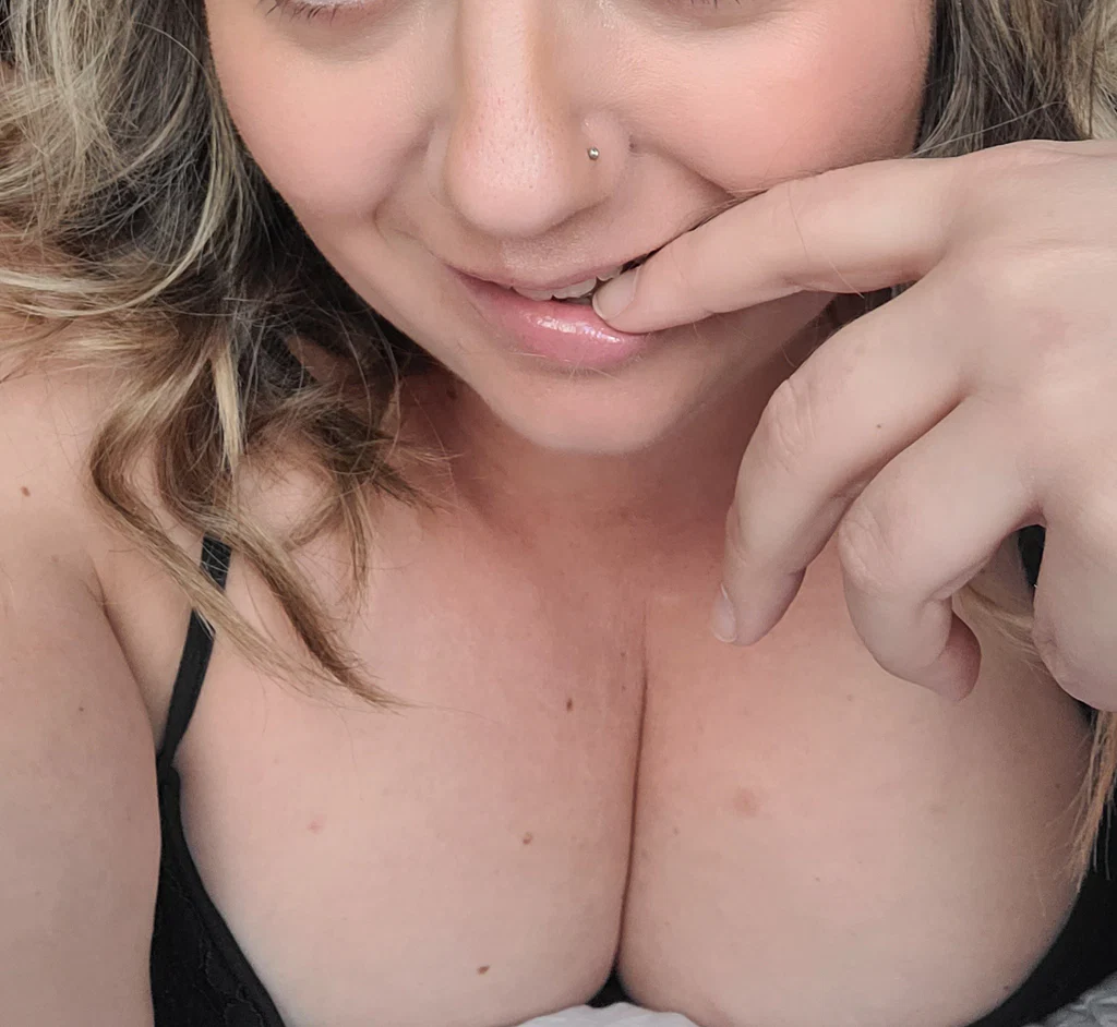 CuteAndCurvy's avatar