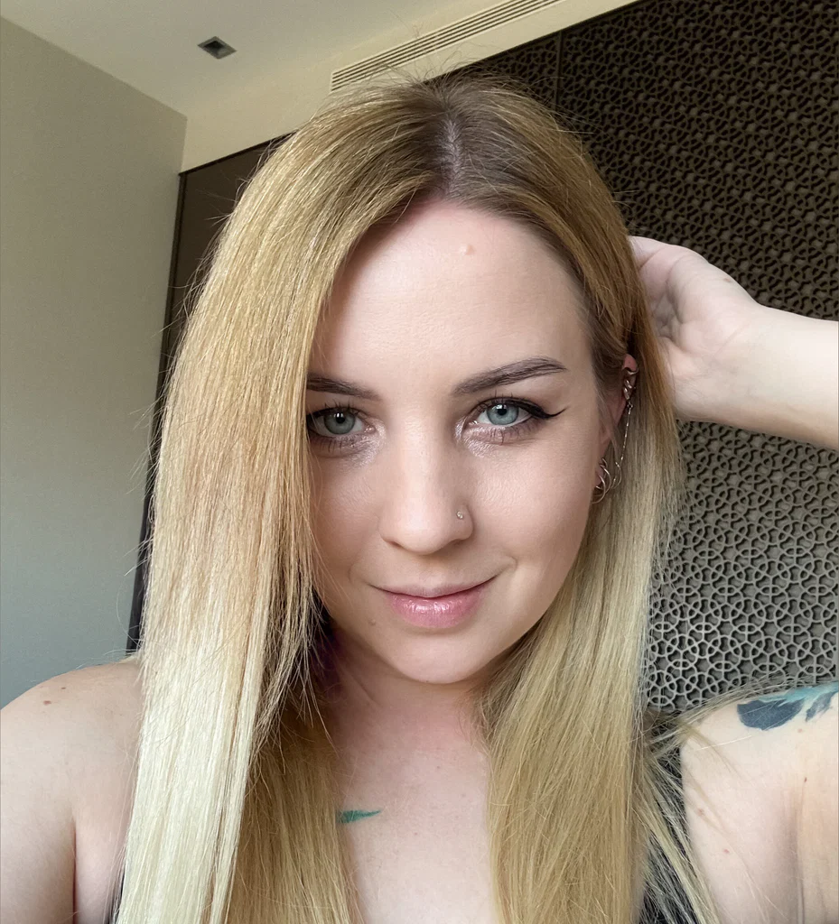 Grace Blonde Babe's avatar