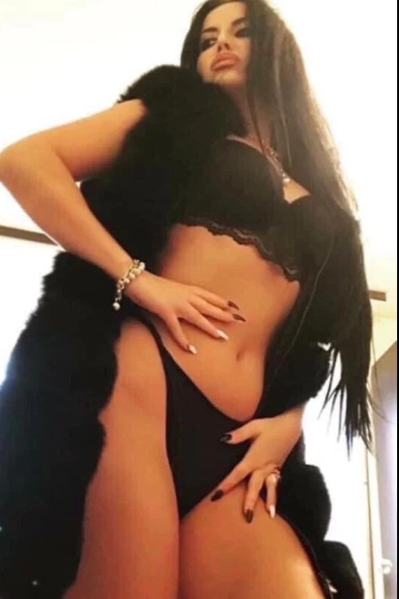 Andreea Deea profile banner