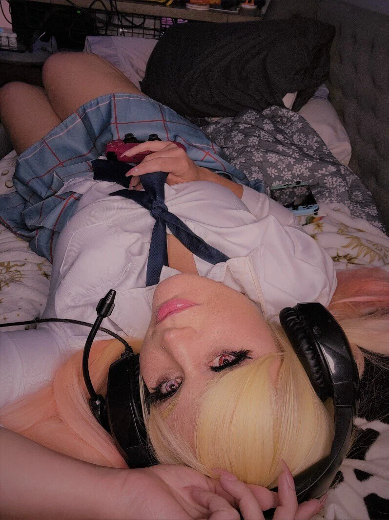 Lara Von Trash profile banner