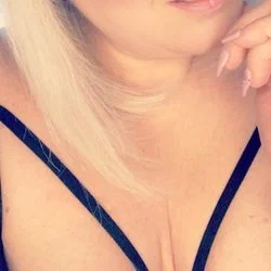 canadian curves's avatar
