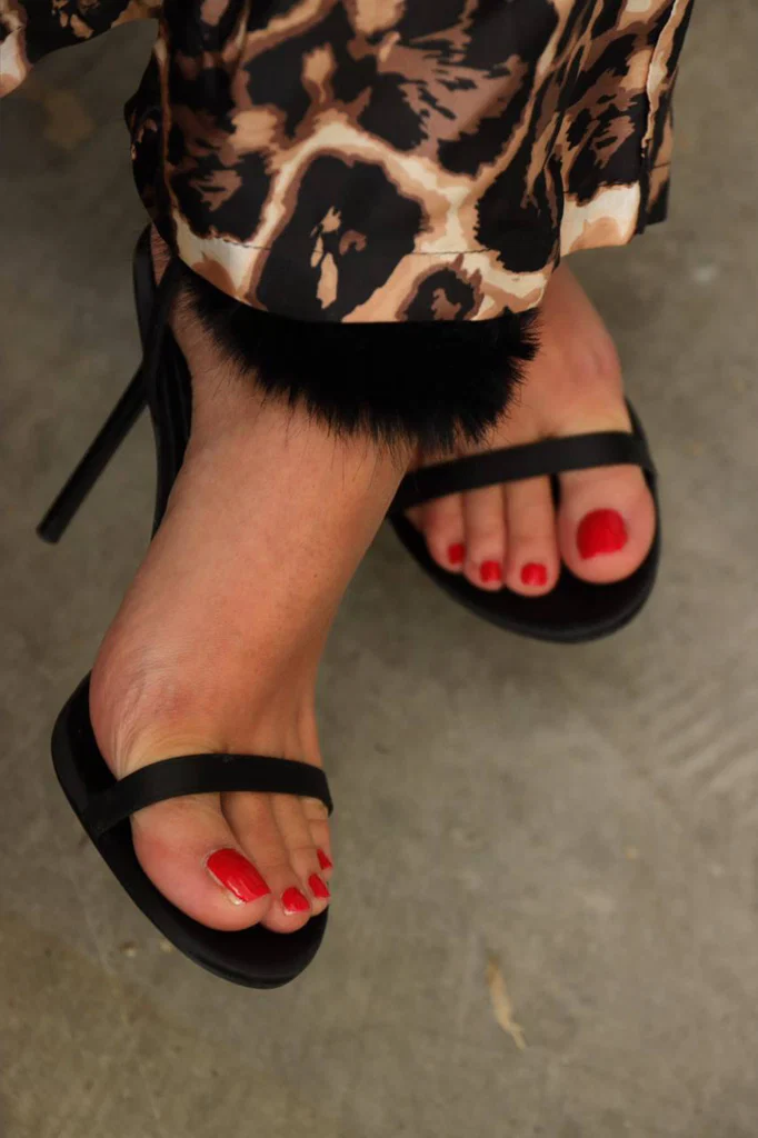 2hotfeet4you