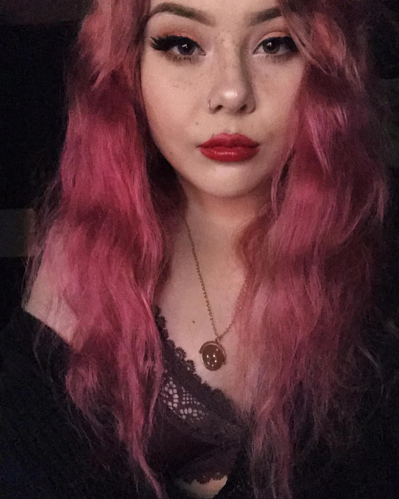 Ella Lynn's avatar