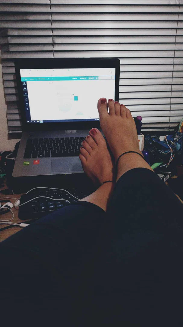 Dani Feet profile banner