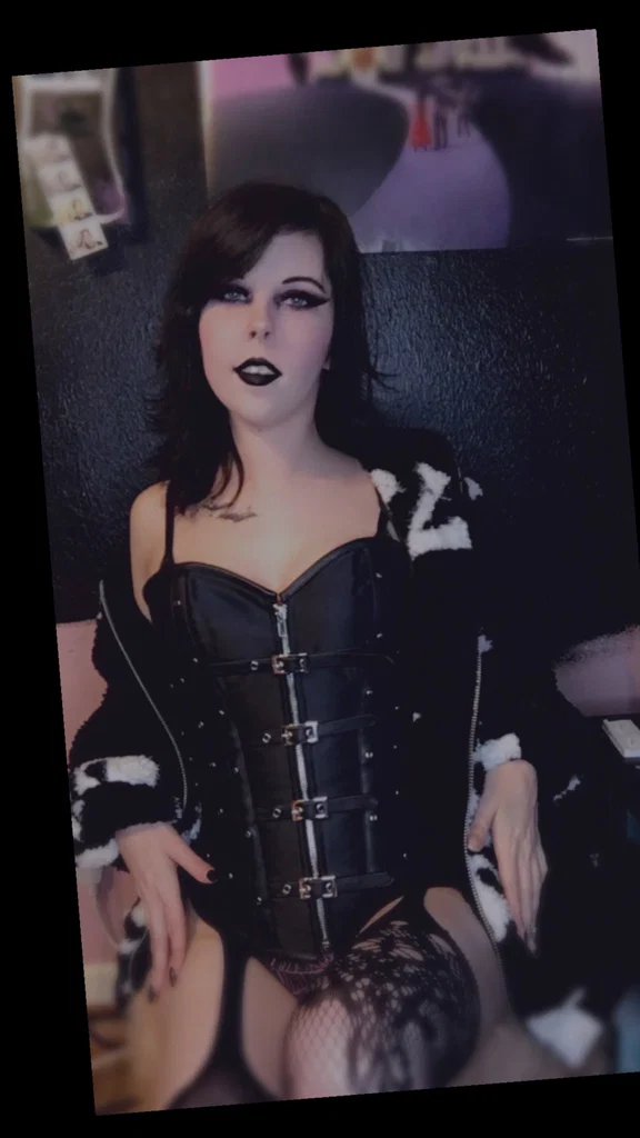 Spooky Babe 🖤
