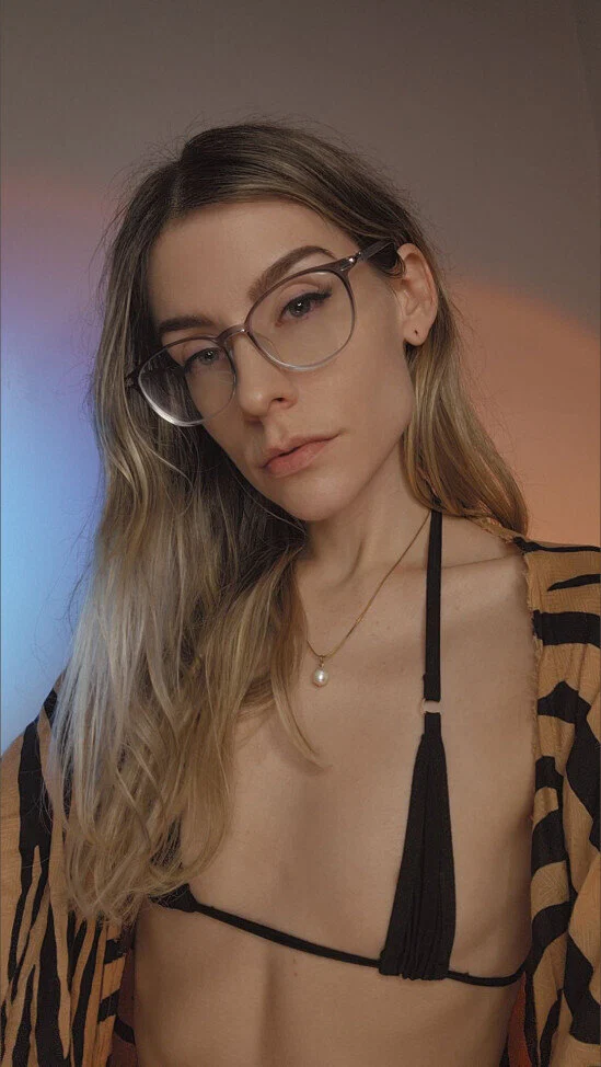 🌴 em ♡ BDAY AUGUST 1st! ✨