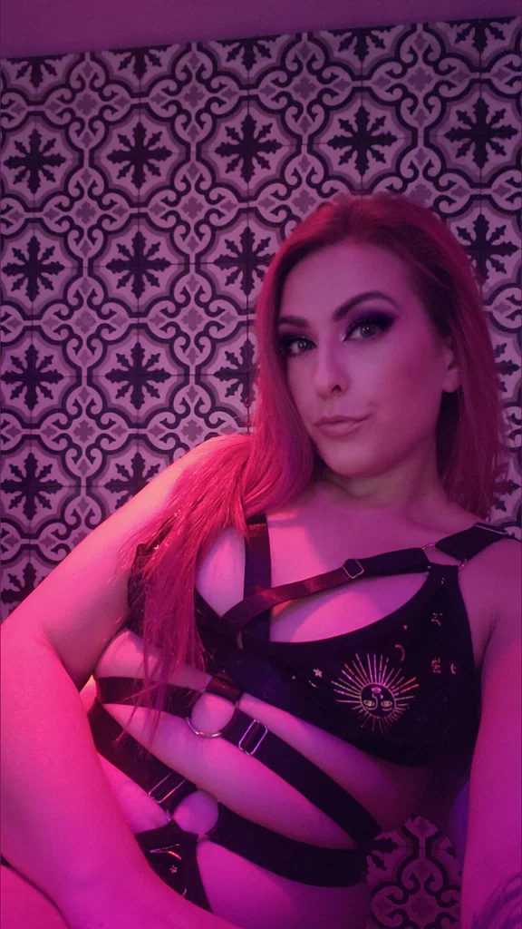 Mistress Aveena's avatar