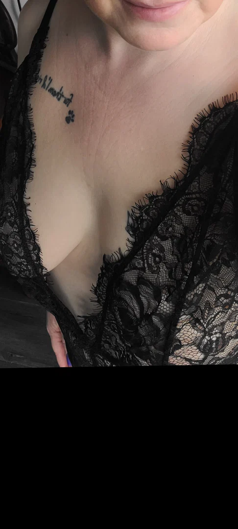 Mom Nextdoor profile banner