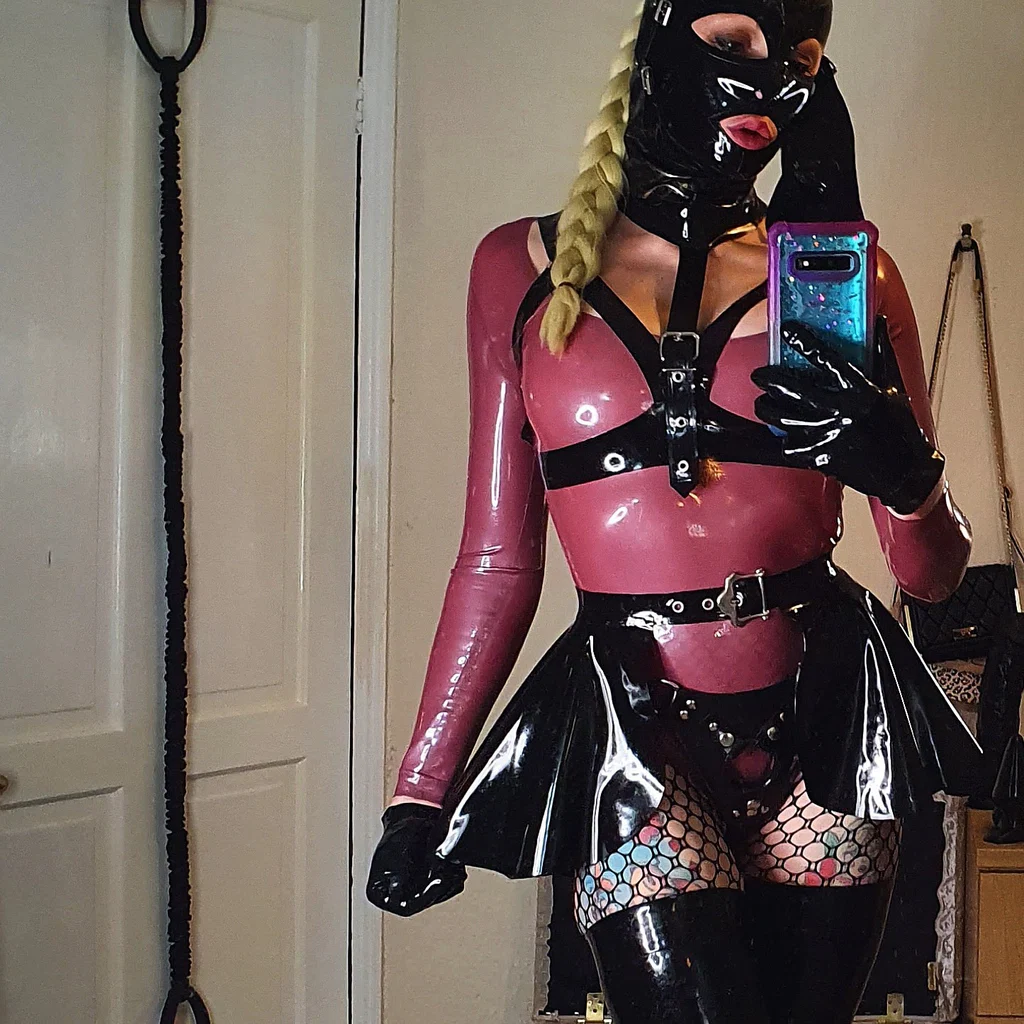 Latexloverlaura's avatar