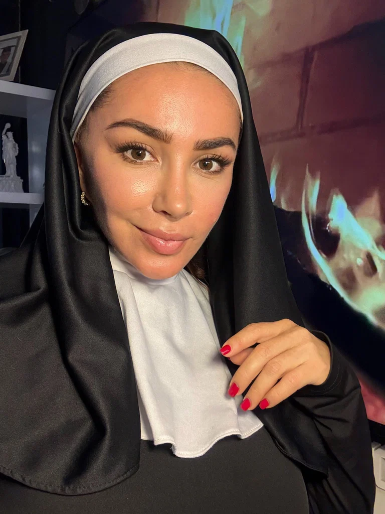 BRALESS QUEEN OF YOUTUBE 💋