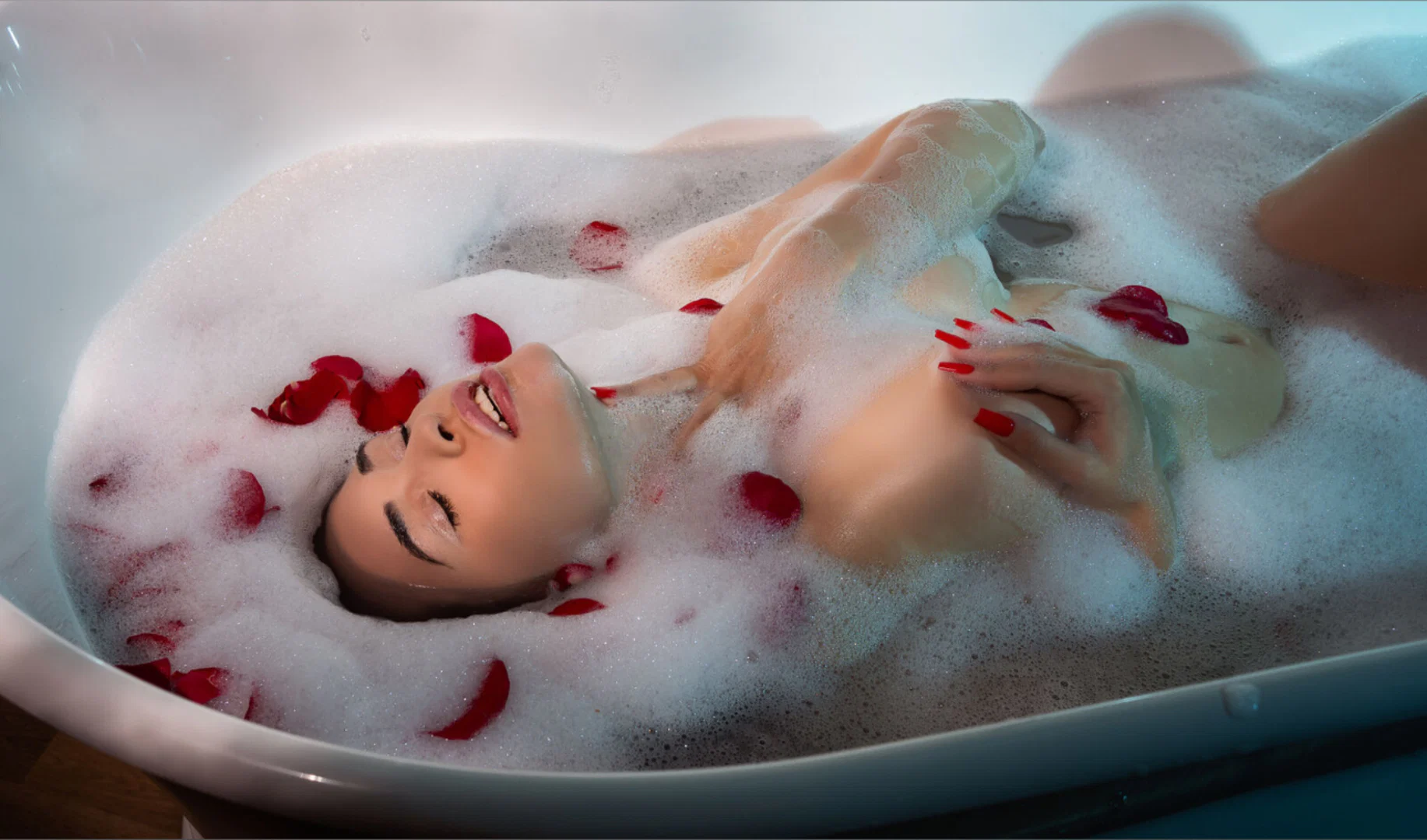 Leyla Courtney profile banner