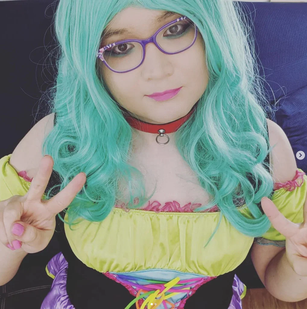 April Bee's avatar