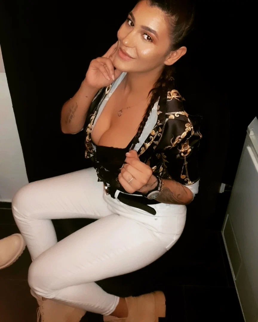 Mikela Denisa profile banner