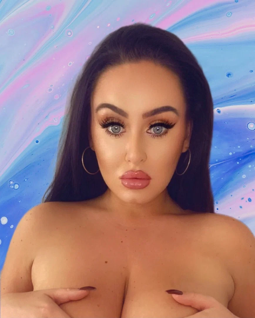 Hollie Munroe profile banner