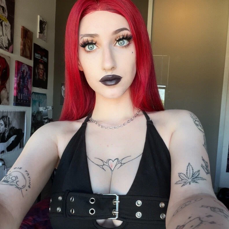 LIVESTREAMING NOW😈's avatar
