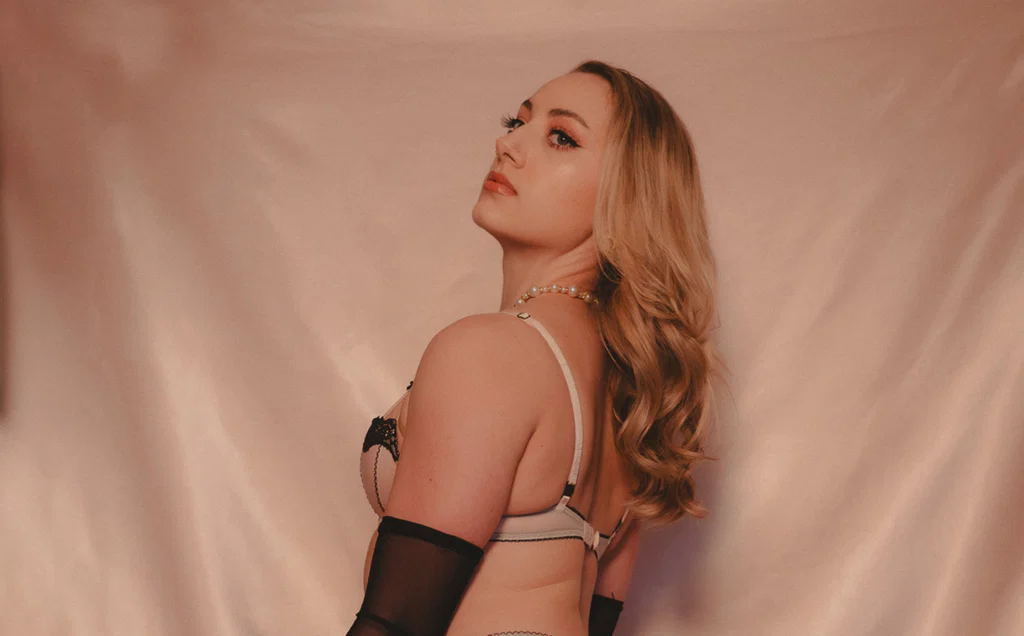 Ava Onyx Clip Store