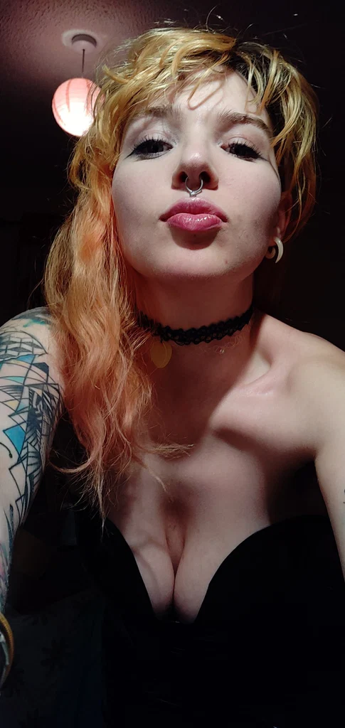 Rosie 🌹's avatar