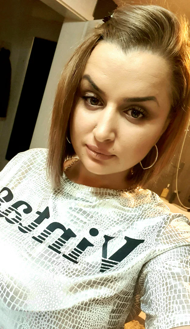Mihaela Hott profile banner