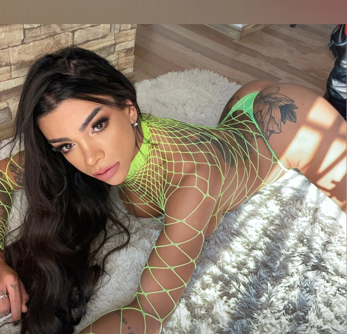 TopIsabella profile banner