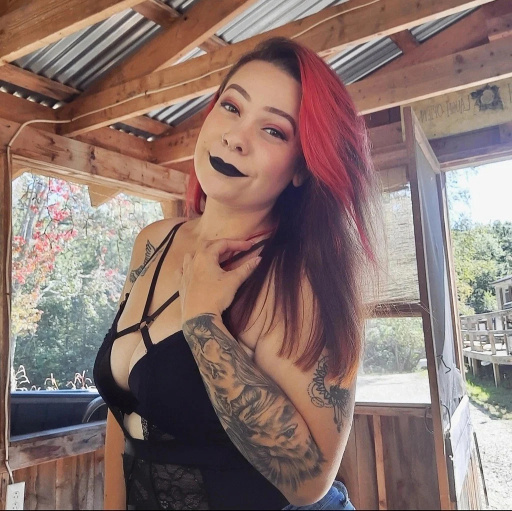 Lacey Marie's avatar