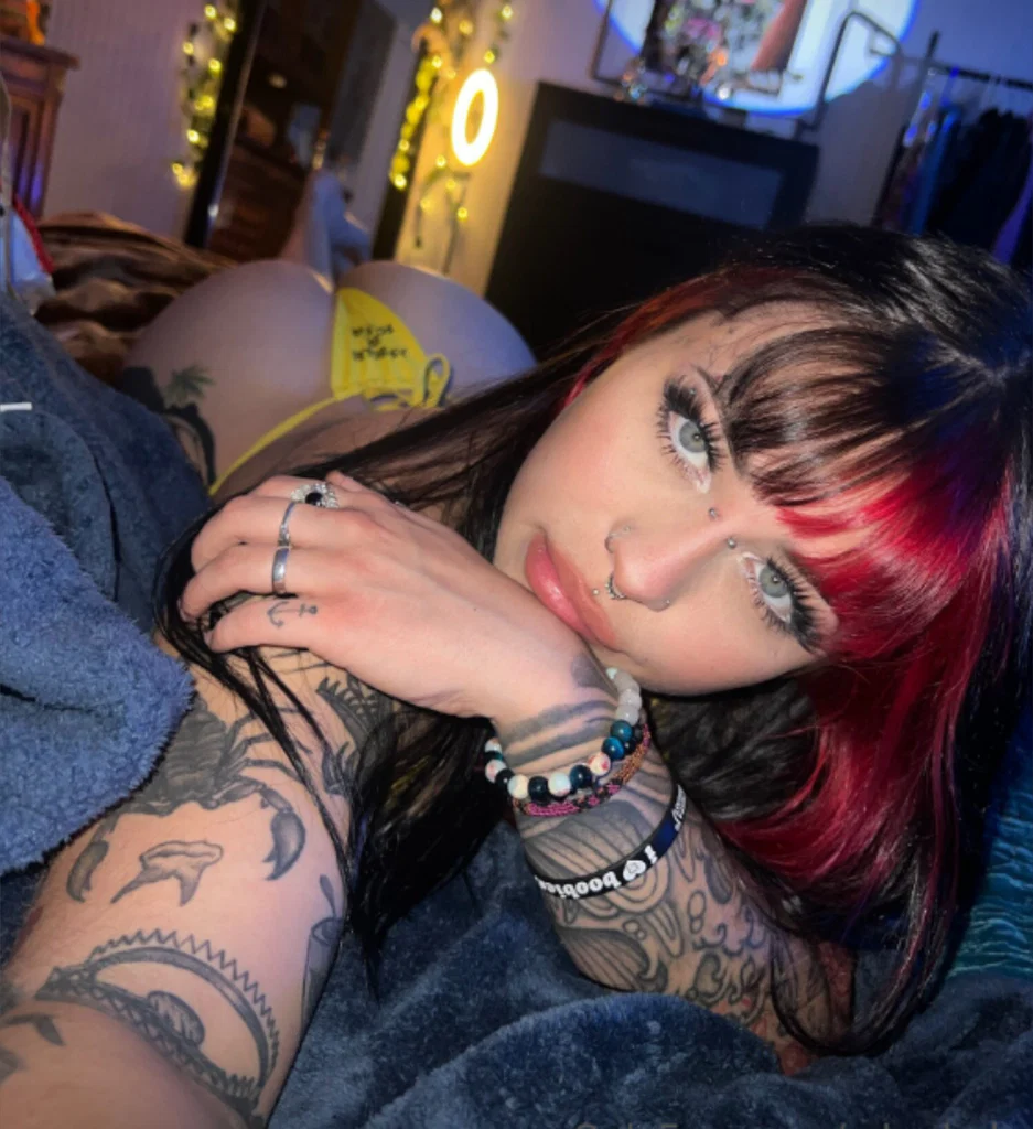 Madison 🖤 (YOUR GOTH BABE)