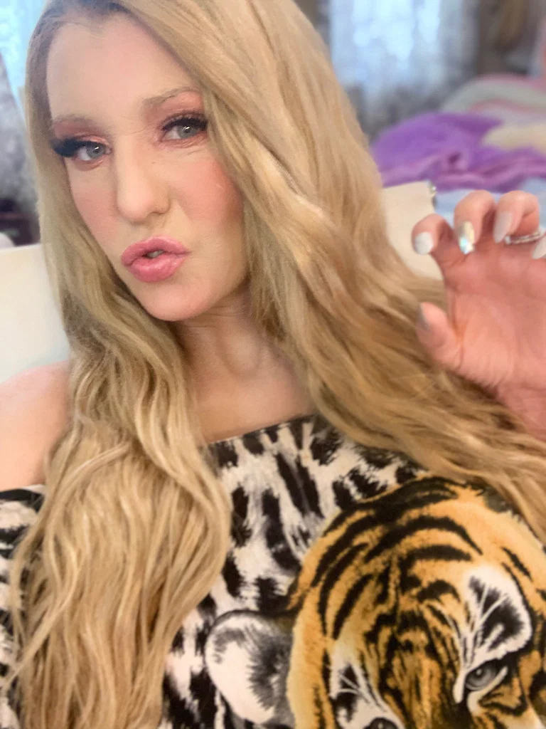 Ember Reigns's avatar
