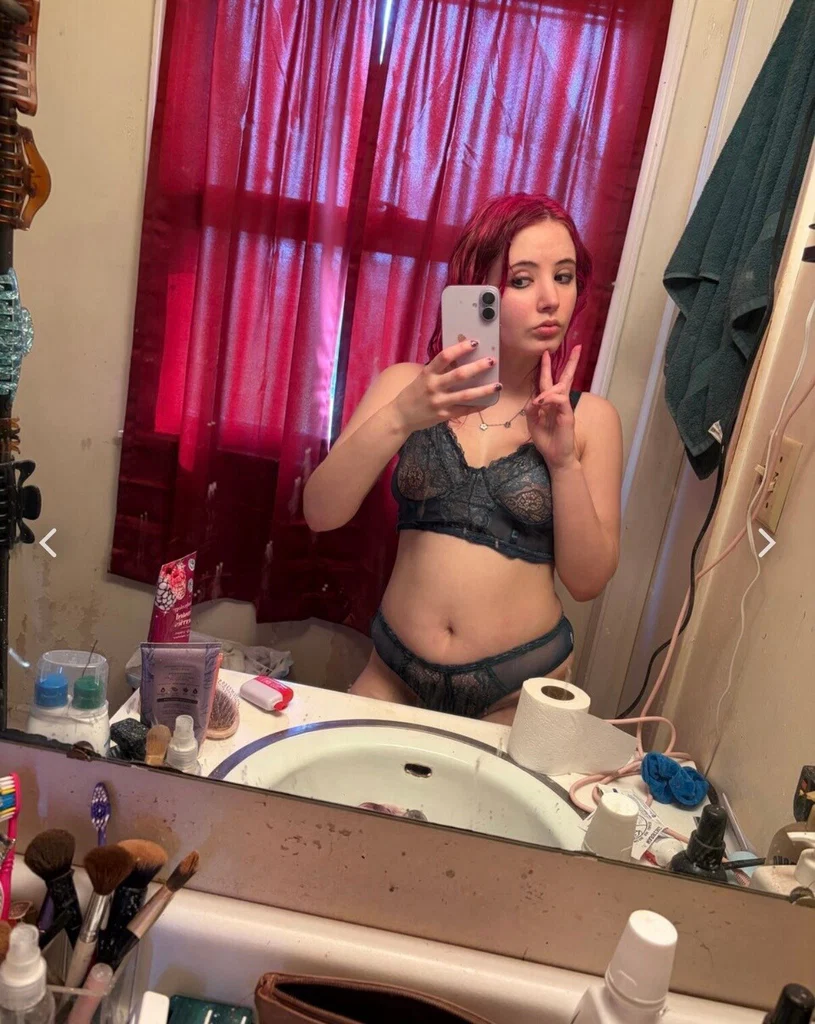 rosey ! 💜🪽🖤's avatar