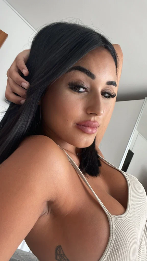 Bella Rodriguez's avatar
