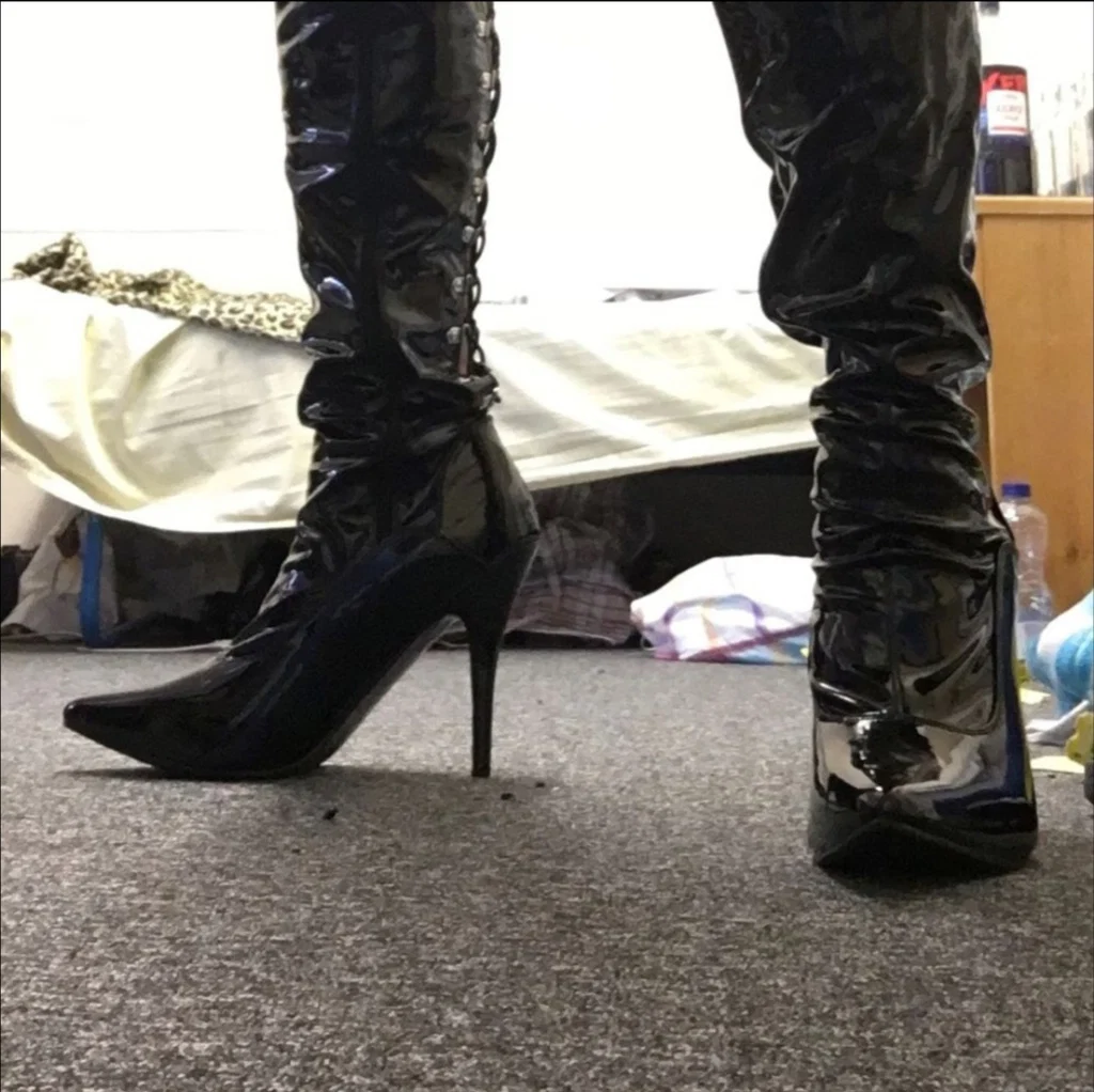 BootsLovesLeather's avatar