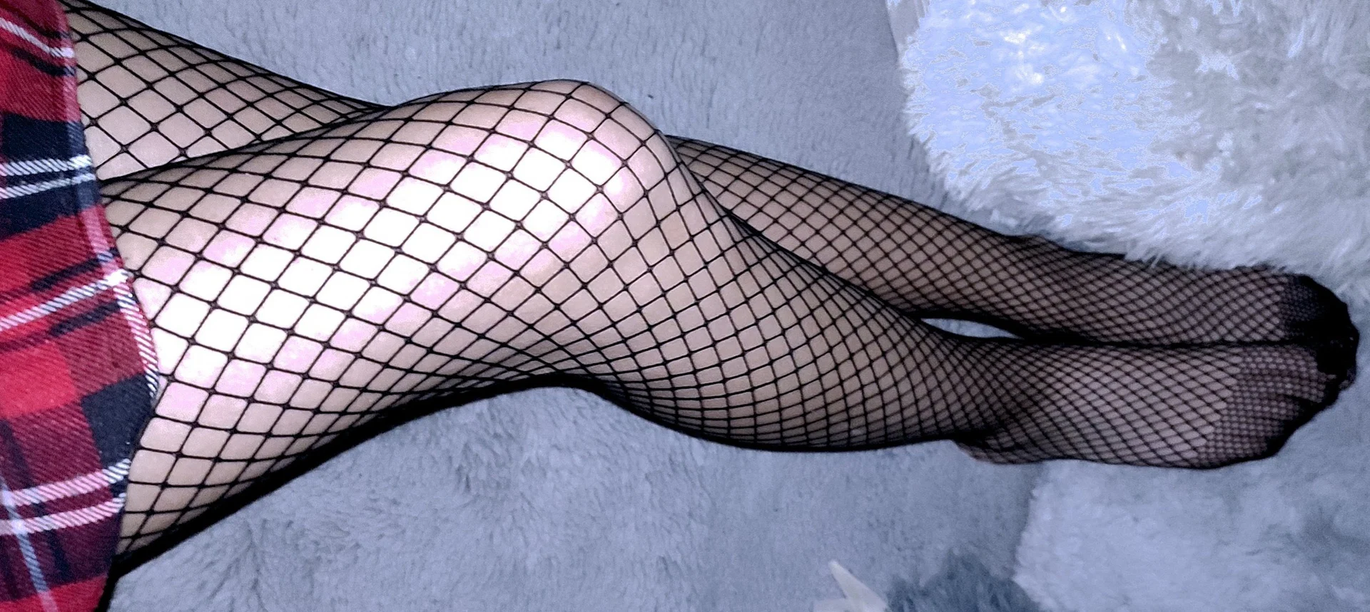 Feet Aurora profile banner