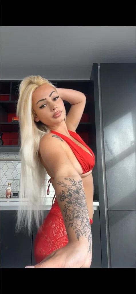 Alix Rose🌹's avatar