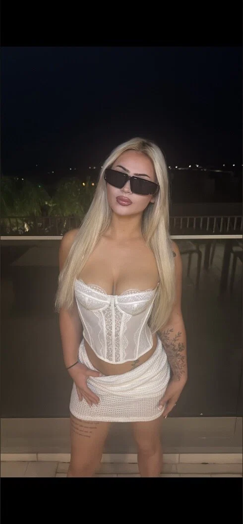 Alix Rose🌹 profile banner