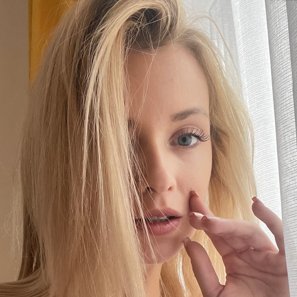 Blue Eyes Blonde - Jolene's avatar