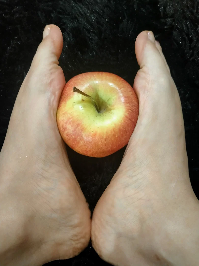 Miluna feet profile banner