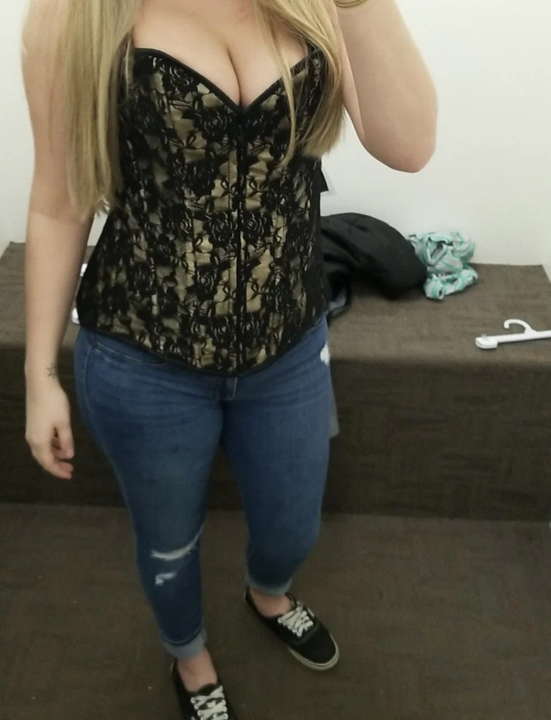 Too hot for socks 🥵