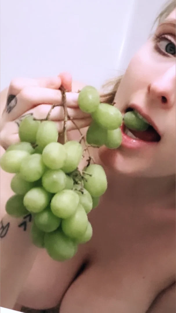 SNACKS IN THE BATHTUB profile banner